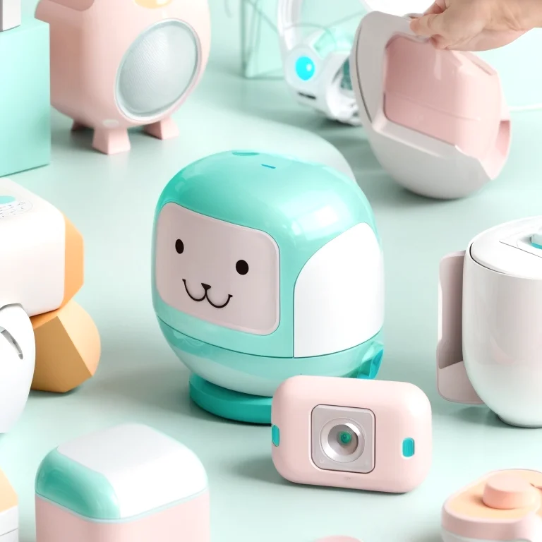 Kind spielt mit AI-gesteuertem Spielzeug